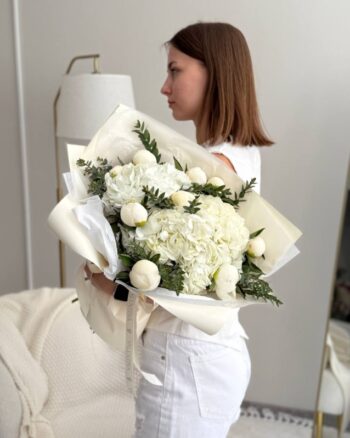 Букет из гортензии и белых пионов с добавлением эвкалипта — купить в Саратове с доставкой